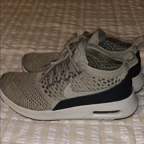 Nike Air Max Thea Flyknit - Picture 2 of 5